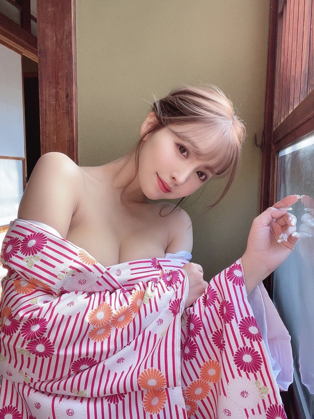 Scheduling a livestream, singing, and dense photo samples, Yua Mikami is constantly asked difficult questions by fans: When will there be new works - Photo 5.