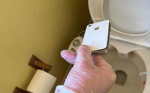 Dropped the iPhone in the toilet, 10 years later the girl suddenly found it again thanks to the septic tank, surprised at the current state of the device - Photo 1.