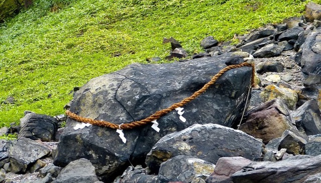 Sát sinh thạch - Tảng đá phong ấn hồ ly 9 đuôi ở Nhật Bản bị vỡ làm đôi - Ảnh 4.