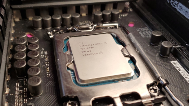 Intel khẳng định CPU Alder Lake bị cong là “đúng kỹ thuật”, vẫn xài được bình thường - Ảnh 2.
