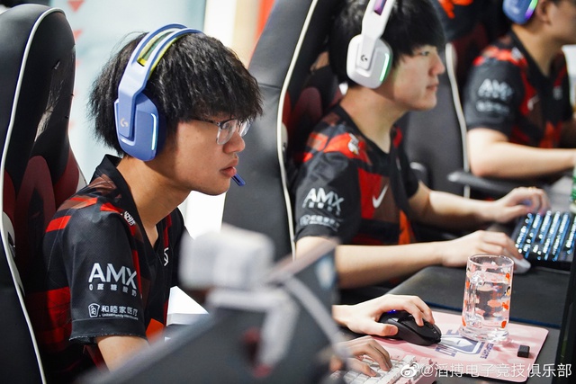 Ông hoàng tin đồn Doinb khẳng định RNG sẽ thất bại ở playoffs, ám chỉ tuyển thủ đang có phong độ rất kém - Ảnh 1.