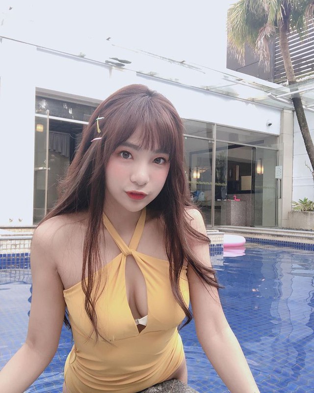 Làm clip ngủ trên sóng, nữ streamer xinh đẹp hớ hênh, tốc chăn tới mức suýt lộ điểm nhạy cảm, view tăng chóng mặt - Ảnh 6.