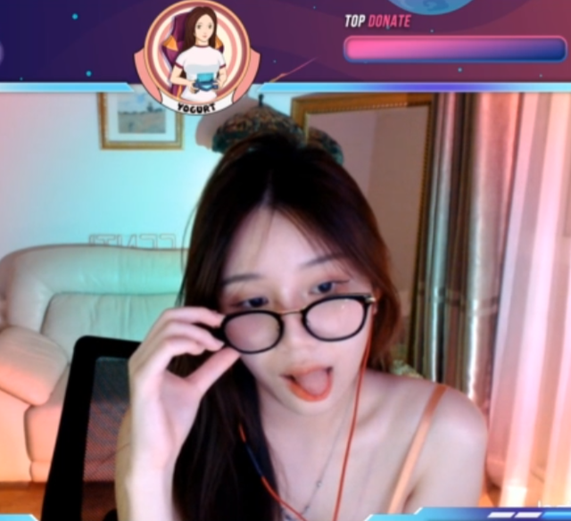 After the self-published photo content, the female streamer appeared on the air with a pale bare face, so stressed that she stopped eating - Photo 5.