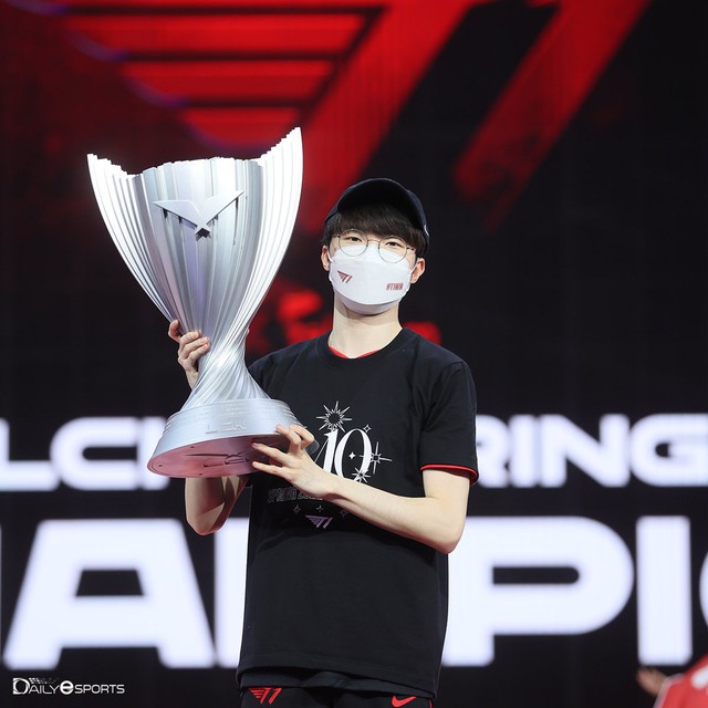 T1 made a historic feat, Faker reached the top of hot search, the community exploded: The king is back - Photo 3.