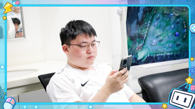 Seeing Uzi feed like a machine in rank, Doinb was upset: He couldn't play anything - Photo 4.