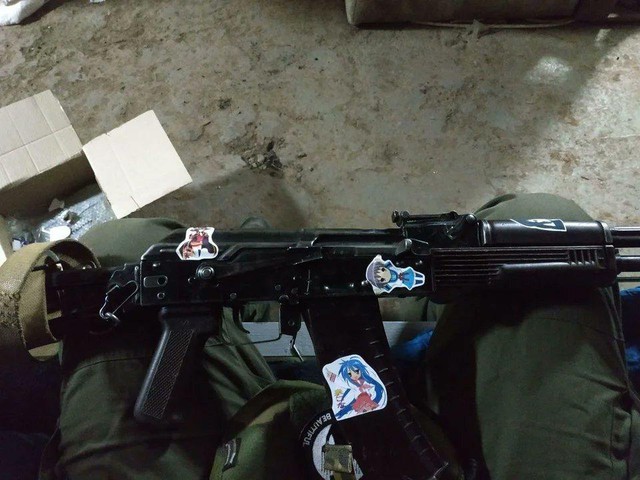 A soldier decorates his gun with anime character stickers that make netizens excited - Photo 1.
