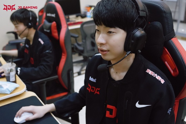 Rumors appeared that Uzi was about to switch to JDG, the League of Legends community expected Hope to replace Teacher Huan - Photo 3.