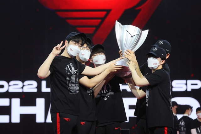 Faker posted a photo to celebrate the 10th championship, which was super light, fans commented: Winning is a normal thing for the President - Photo 1.
