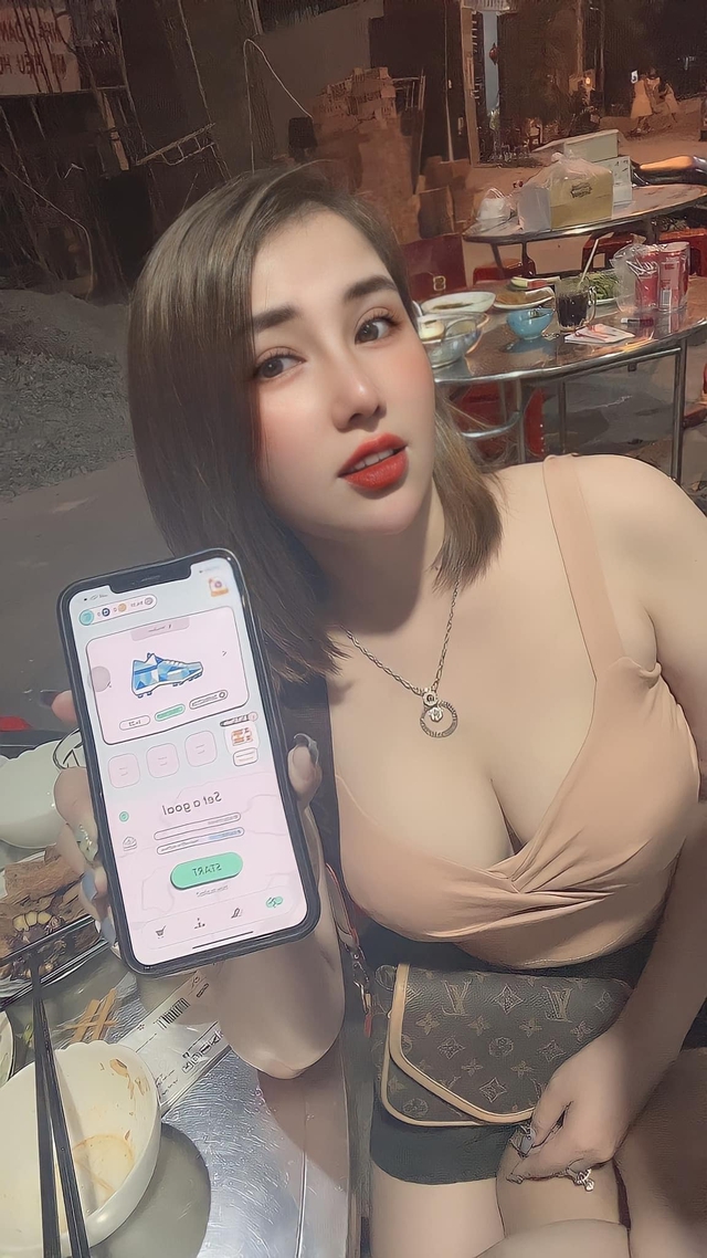 A picture of a hot girl showing off her achievements in playing NFT caused a stir among fans, and the identity of the game surprised many people - Photo 1.