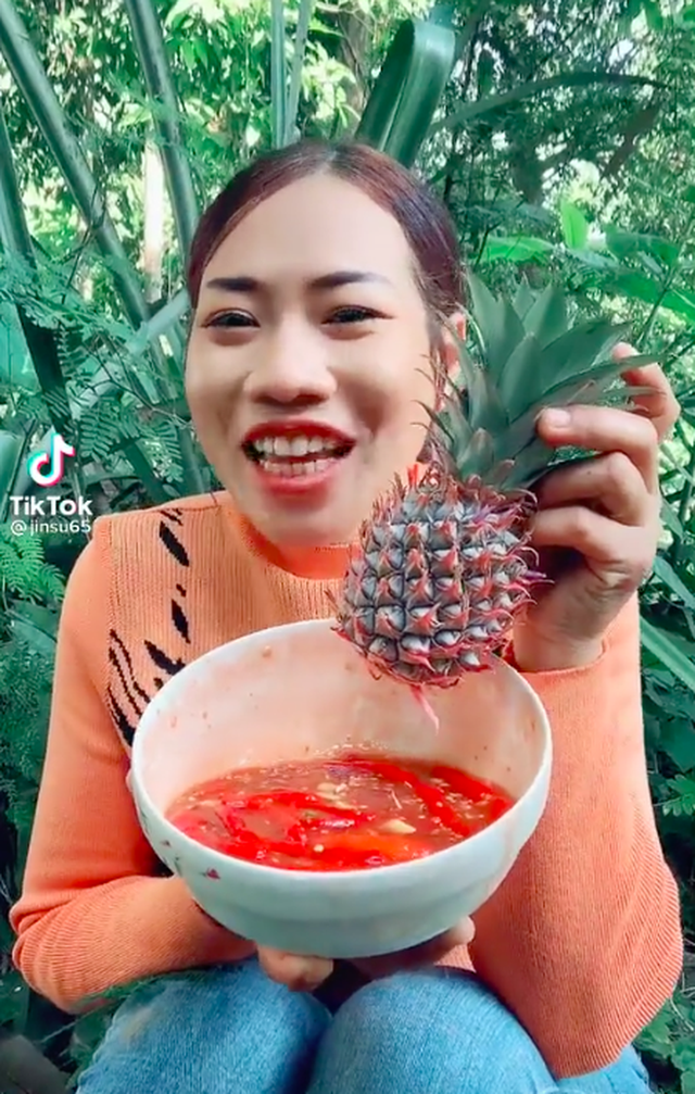 Ăn nguyên quả dứa chưa gọt vỏ, cô nàng YouTuber khiến dân mạng sợ hãi với clip Mukbang siêu kinh dị - Ảnh 2.