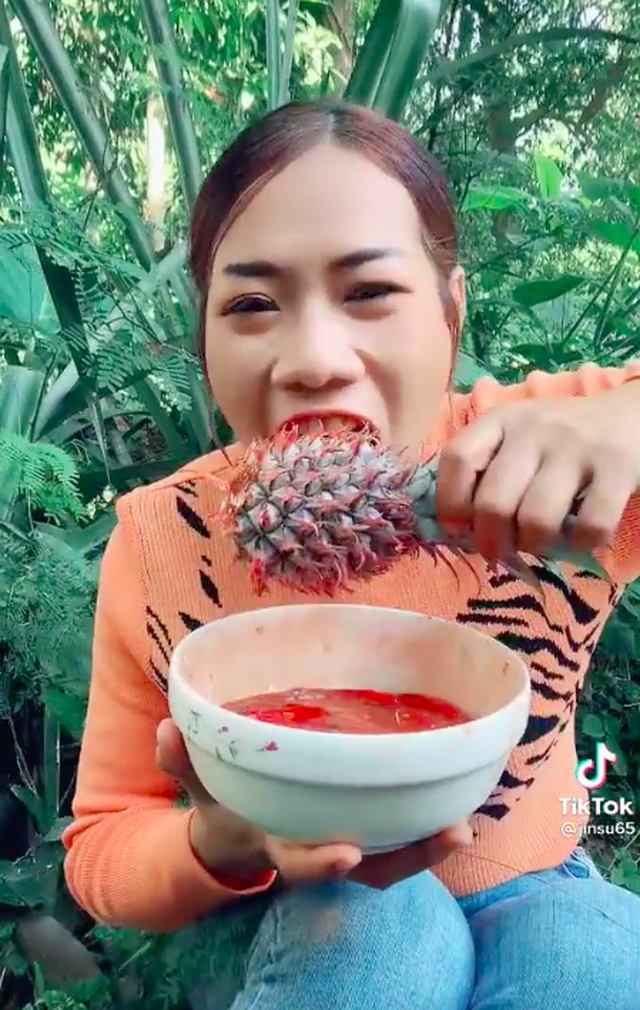 Ăn nguyên quả dứa chưa gọt vỏ, cô nàng YouTuber khiến dân mạng sợ hãi với clip Mukbang siêu kinh dị - Ảnh 3.