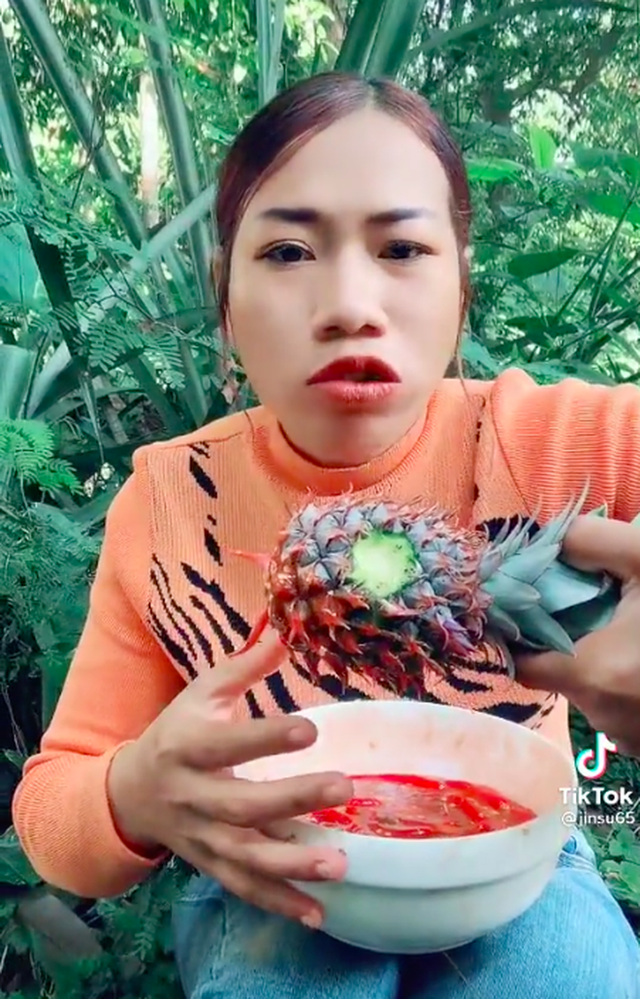 Ăn nguyên quả dứa chưa gọt vỏ, cô nàng YouTuber khiến dân mạng sợ hãi với clip Mukbang siêu kinh dị - Ảnh 4.