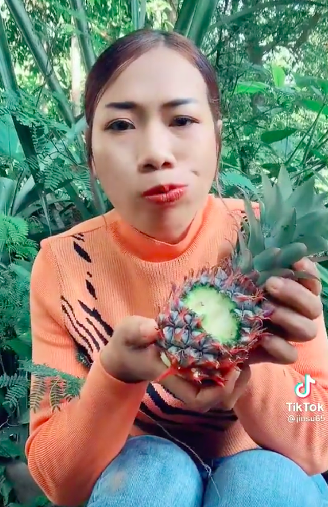 Ăn nguyên quả dứa chưa gọt vỏ, cô nàng YouTuber khiến dân mạng sợ hãi với clip Mukbang siêu kinh dị - Ảnh 5.