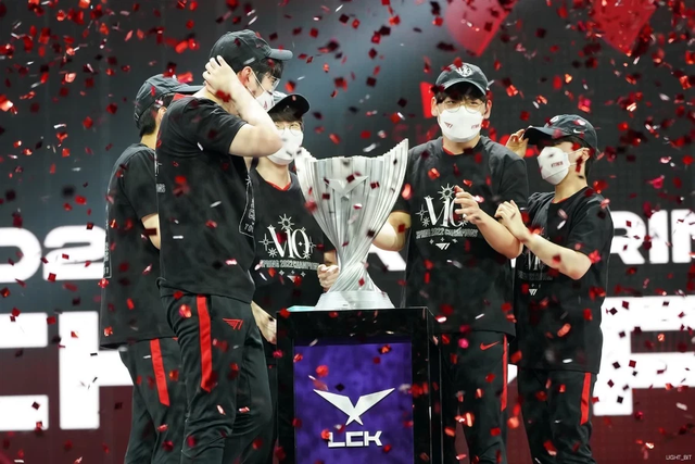 Đâu là đội có thể thách thức T1 nếu LPL dự MSI 2022: Binh đoàn hoàng gia RNG hay Rookie và những người bạn? - Ảnh 1.