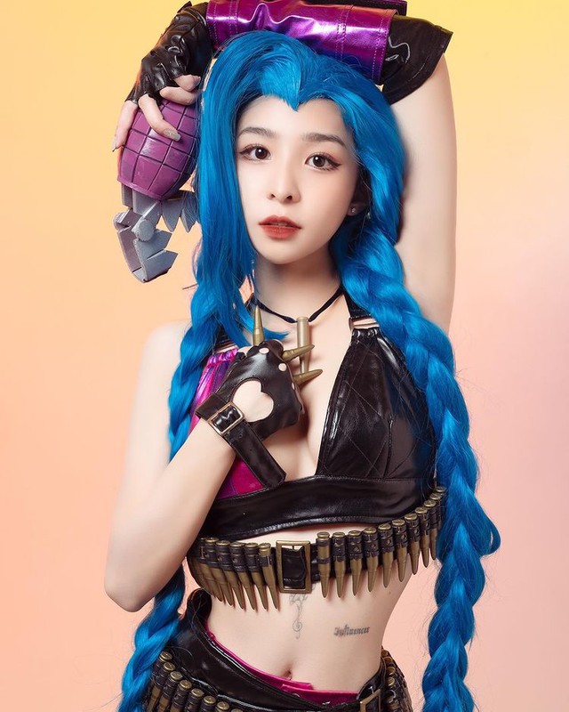 Hot Tiktoker  bất ngờ quay xe với màn cosplay Jinx nóng bỏng, đúng độ xuân thì nguyên album ảnh cái nào cũng nuột nà, tinh khôi - Ảnh 1.