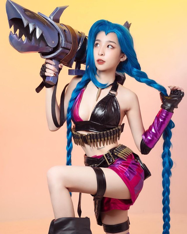 Hot Tiktoker bất ngờ quay xe với màn cosplay Jinx nóng bỏng, đúng độ xuân thì nguyên album ảnh cái nào cũng nuột nà, tinh khôi - Ảnh 2.