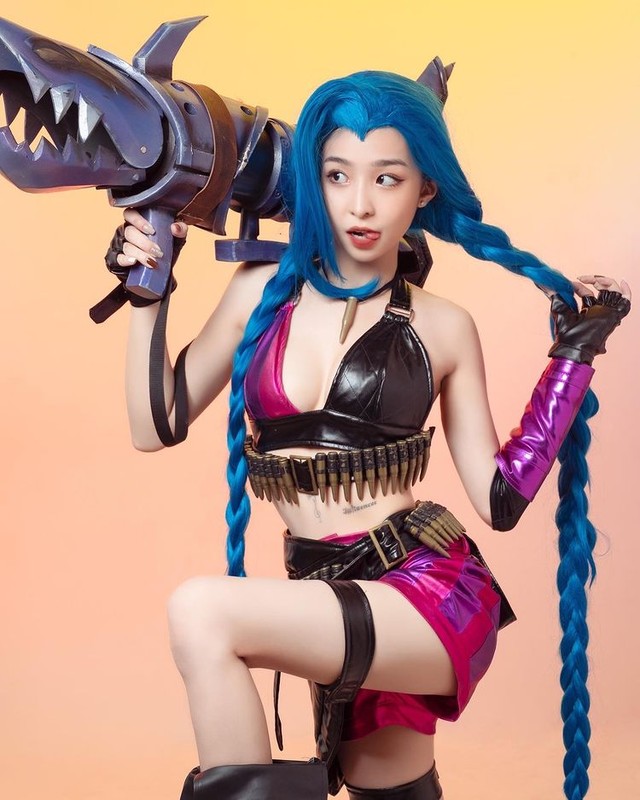 Hot Tiktoker  bất ngờ quay xe với màn cosplay Jinx nóng bỏng, đúng độ xuân thì nguyên album ảnh cái nào cũng nuột nà, tinh khôi - Ảnh 3.