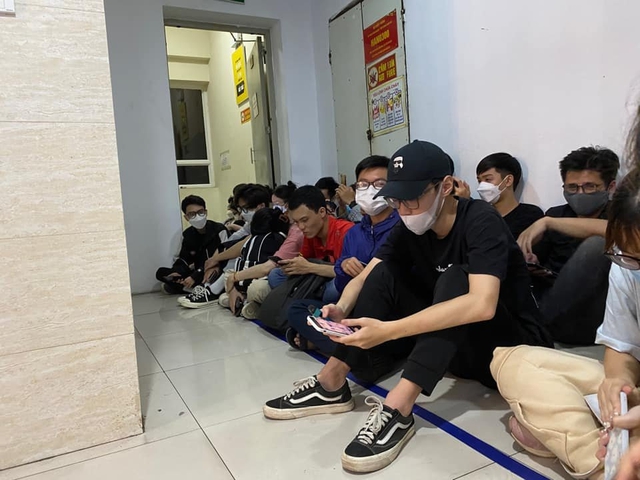 Quá cuồng nhiệt, CĐV Việt Nam chấp nhận xếp hàng qua đêm chờ nhận vé xem Esports, chẳng kém dòng người chờ mua iPhone! - Ảnh 4.