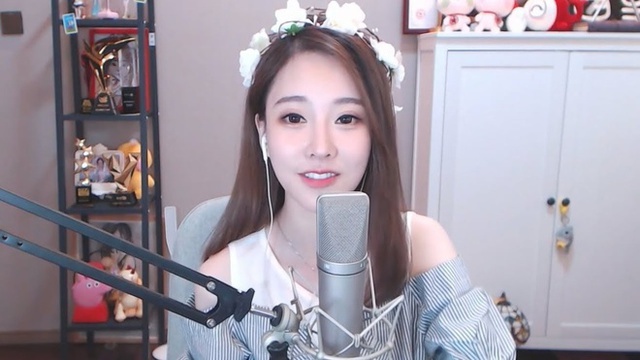 The opposite reactions of female streamers when revealing their beauty are disappointing on the air - Photo 5.