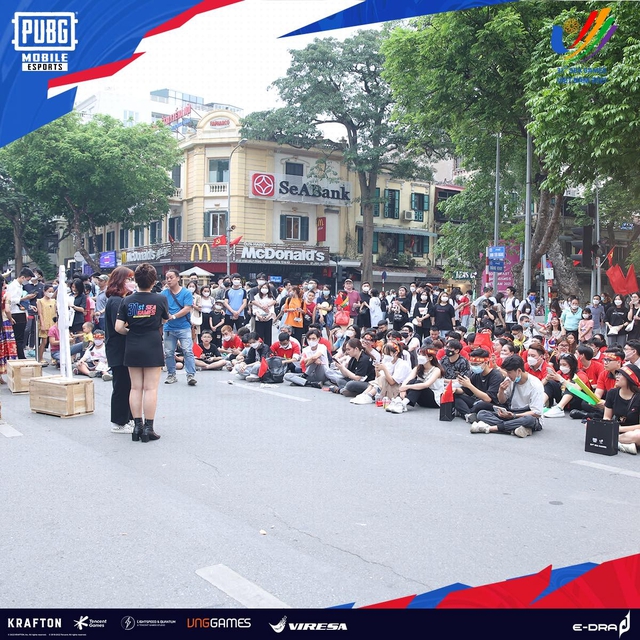 Cập nhật diễn biến vòng Chung kết PUBG Mobile ngày 2: Việt Nam lên tiếng, hàng trăm khán giả “đổ bộ” về phố đi bộ Hoàn Kiếm để ăn mừng! - Ảnh 12.