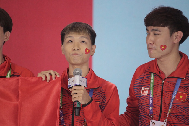 Xúc động hình ảnh Kati rơi nước mắt trong ngày cùng đội tuyển LMHT Việt Nam giành huy chương vàng SEA Games 31 - Ảnh 9.
