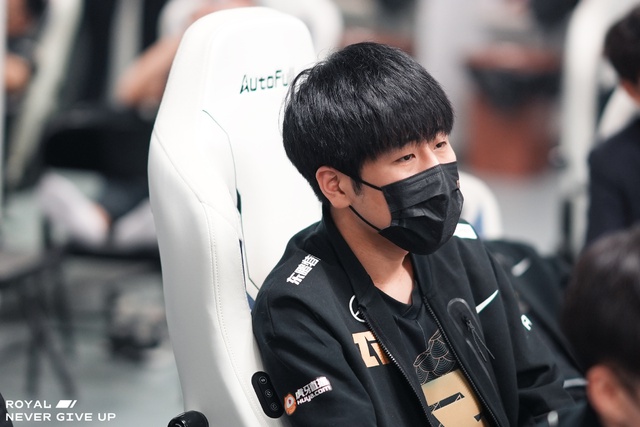 RNG's GALA gunner beat like a game in Korean rank, the community was angry: Faker said nothing wrong - Photo 2.