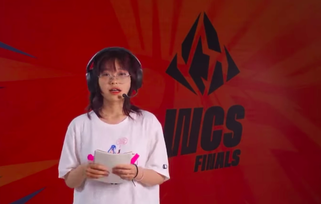 Encountering an unexpected situation on the air, female MC Toc Chien clearly showed her confusion - Photo 2.