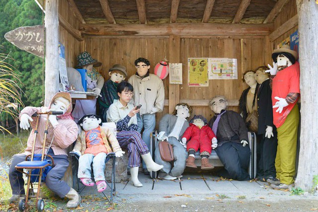 Ngôi làng bù nhìn siêu kỳ lạ ở Nhật Bản, nơi búp bê còn đông hơn con người gấp cả chục lần - Ảnh 2.