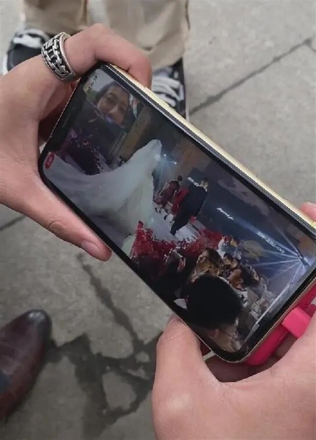 Banned from entering the wedding ceremony, the groom laughed happily watching his own wedding livestream from afar, fans were curious to find out why he was so happy - Photo 3.