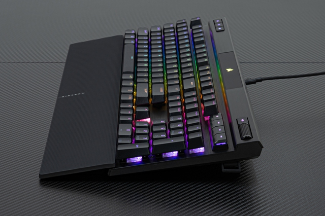 Bàn phím cơ gaming Corsair K70 RGB Pro: Đắt xắt ra miếng với thiết kế cá tính, xịn sò - Ảnh 5.