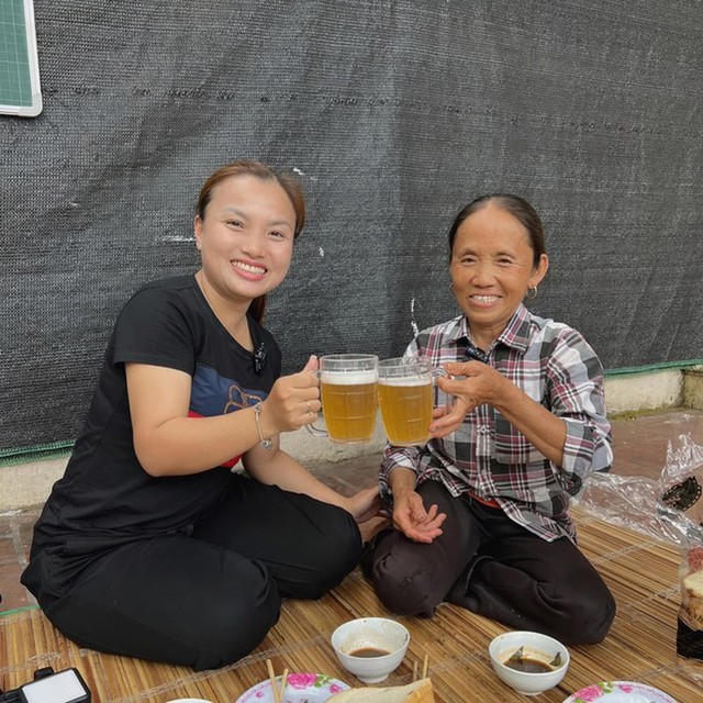 Lần đầu đến Bắc Giang, Quỳnh Trần JP được Bà Tân Vlog chiêu đãi món ăn siêu to khổng lồ - Ảnh 2.