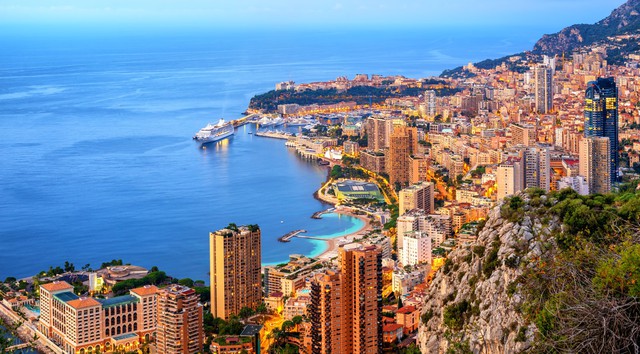 Giải mã quốc gia kỳ lạ Monaco, nơi các triệu phú cũng phải vật lộn tìm mảnh đất cắm dùi - Ảnh 2.