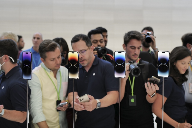 Đây là iPhone 14 Pro màu tím nhìn ngoài đời thực, không giống như bạn hình dung qua quảng cáo - Ảnh 1.