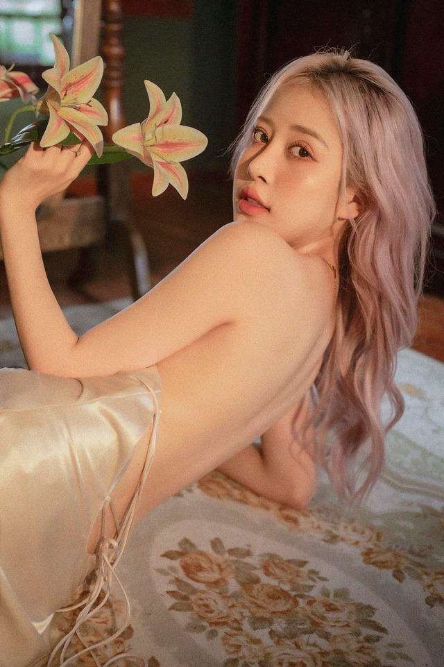 "Vietnamese version of Rose"  Showing off her amazing beauty, revealing her seductive backside, planning to follow in Cam Kami's footsteps?  - Photo 5.