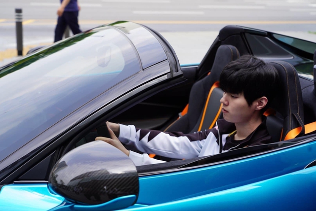 Deft xuất hiện trên đường phố Hàn Quốc trong chiếc xe McLaren