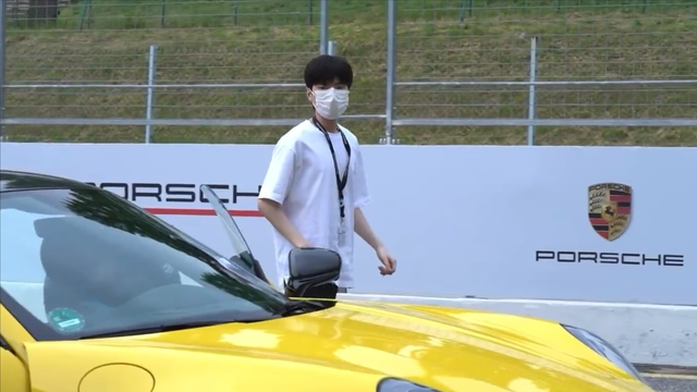 Deft cũng từng là đại sứ thương hiệu trong sự kiện DRX hợp tác với hãng xe Porsche