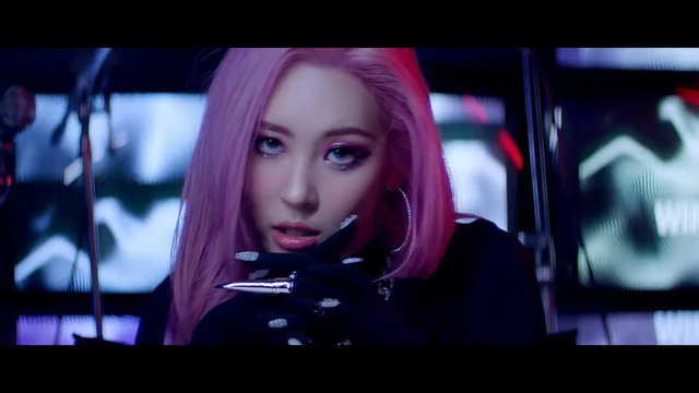 Sunmi trong MV "Go or Stop?" - nguồn: YouTube