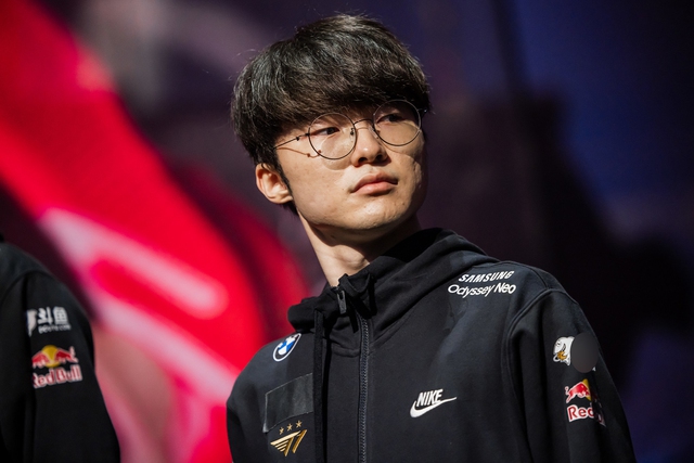 Even in a dangerous emergency situation, Faker still retains the utmost professionalism