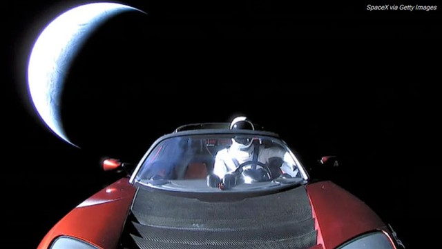 Sau 5 năm được Elon Musk phóng vào vũ trụ, số phận chiếc xe điện Tesla giờ ra sao? - Ảnh 1.
