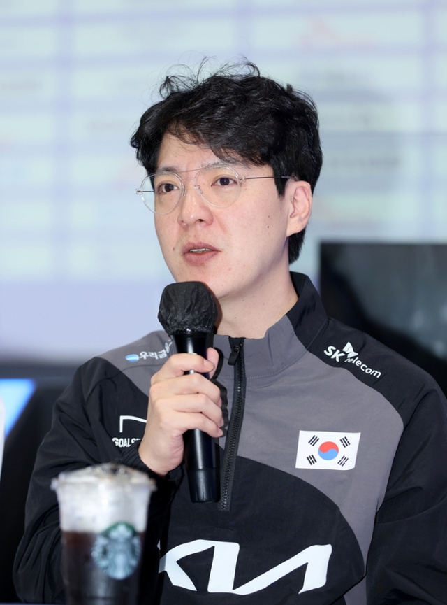 HLV kkOma tiết lộ lịch tập luyện khắc nghiệt của các tuyển thủ LMHT Hàn