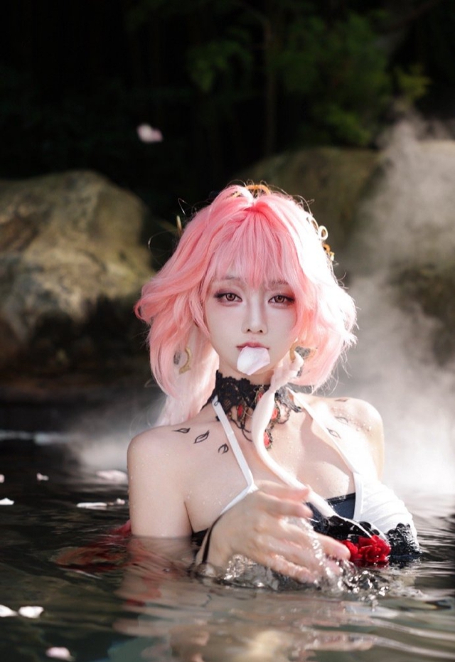 Coser with 2 million followers caused a storm with a set of 