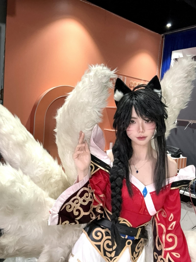 Cosplay Ahri cực kỳ nóng bỏng, Remind hỏi fan nam 