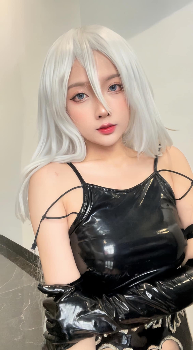 Thoát vai cosplayer gợi cảm, cô gái xinh đẹp bừng sáng với diện mạo 