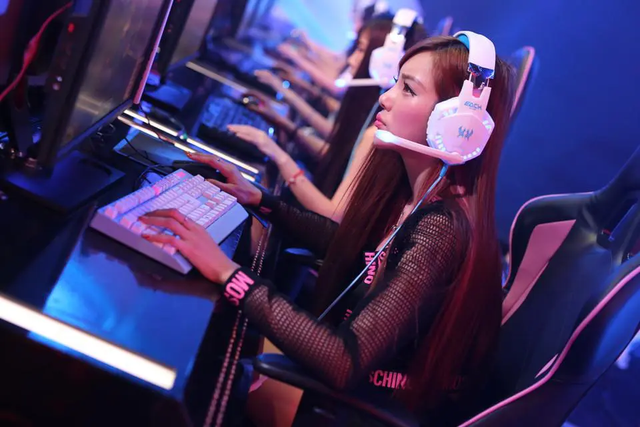 Các nữ game thủ hay nữ streamer của Esports thường phải có nhiều chiêu trò để thu hút thêm sự chú ý cho kênh của mình, bên cạnh kỹ năng chơi game và nhan sắc