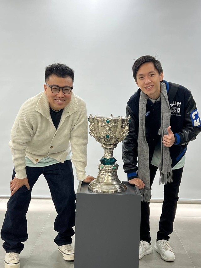 Cặp BLV Hoàng Luân - Văn Tùng và chiếc cúp vô địch CKTG 2020 của Damwon Gaming