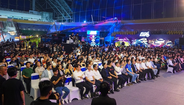 Quan khách và khán giả theo dõi sự kiện tại Nhà thi đấu Phú Thọ