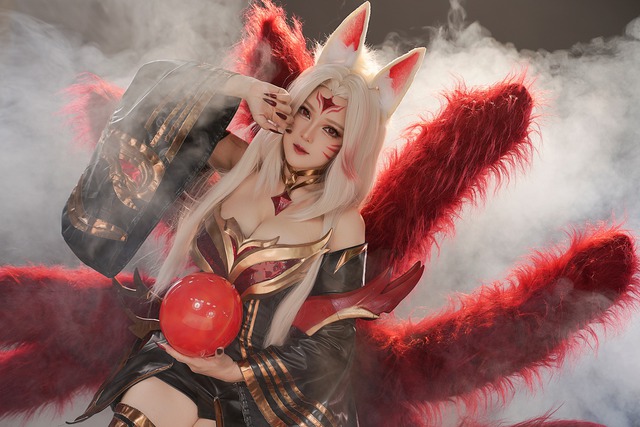 Dàn gái xinh khiến Ahri hot trở lại, màn cosplay gây "bão like" vì quá nóng bỏng- Ảnh 8.