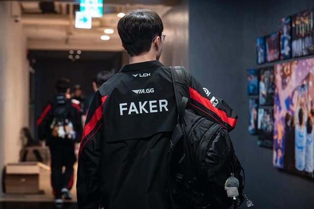 Sau lưng Faker là T1 và người hâm mộ