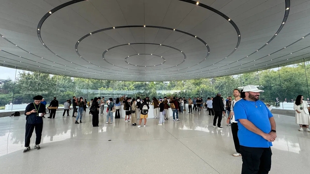 Rất đông quan khách từ khắp nơi trên thế giới đến check-in tại nhà hát Steve Jobs - Ảnh: Lance Ulanoff / Future Rất đông quan khách từ khắp nơi trên thế giới đến check-in tại nhà hát Steve Jobs - Ảnh: Lance Ulanoff / Future