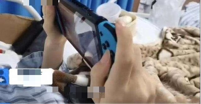 "Gánh tạ" quá nặng, nam game thủ bức xúc, tim đập hơn 220 nhịp/phút, suýt gặp biến cố lớn- Ảnh 1. "Gánh tạ" quá nặng, nam game thủ bức xúc, tim đập hơn 220 nhịp/phút, suýt gặp biến cố lớn- Ảnh 1.